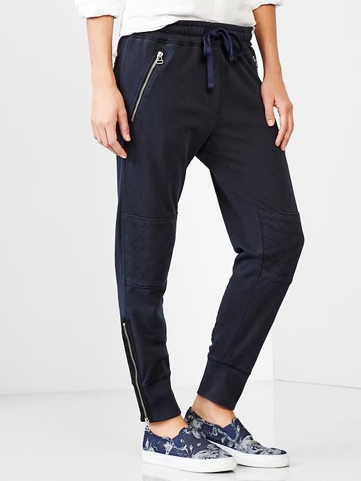 All Listings Joggers for Your Lifestyle. Get the comfort and style you want at the prices you need with men's jogger pants from Old Navy. Whether you're relaxing on the weekend, running errands, or heading to the gym, our jogger collection features sleek looks and always-comfortable construction. Old Navy guy's joggers are not your dad's sweatpants.